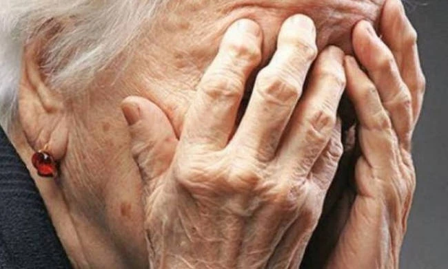 Στιγμές τρόμου για ηλικιωμένη στη Λαμία – Ανήλικοι Ρομά της έκαναν κεφαλοκλείδωμα και τη λήστεψαν